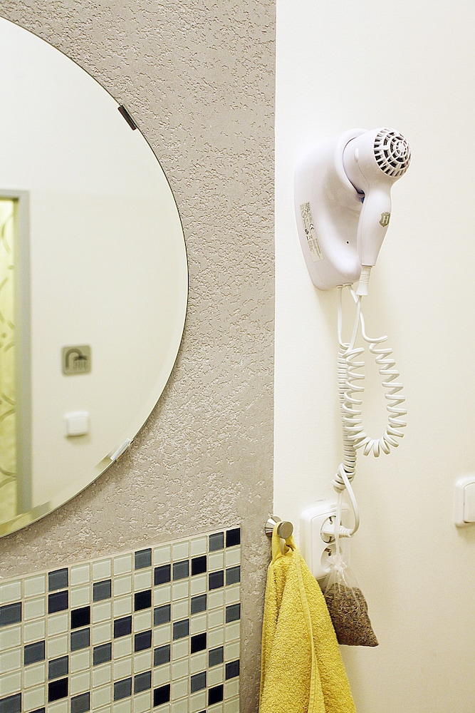 Basic Quadruple Room, Shared Bathroom photo 3