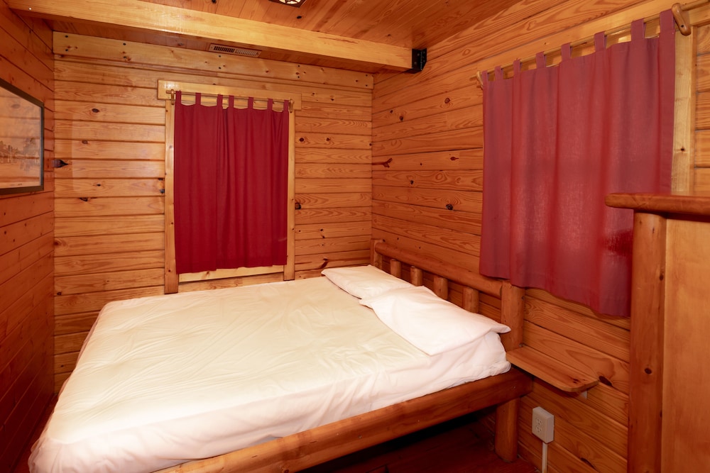 Cabin (No Linens Included) photo 1