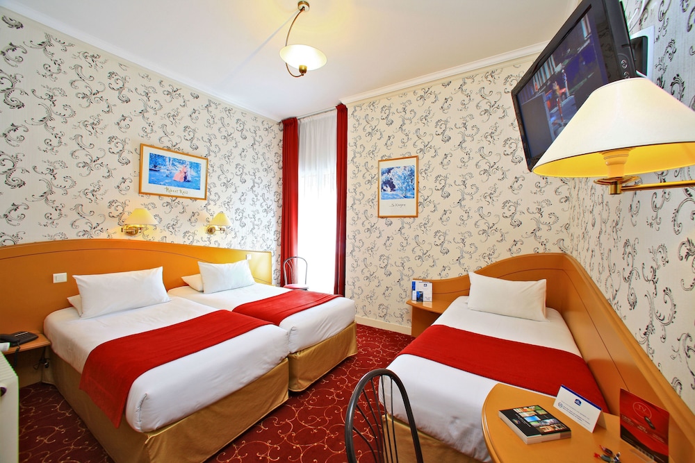Superior Room, Multiple Beds, Non Smoking (Converts to 2 Twin Beds) - Photo 2