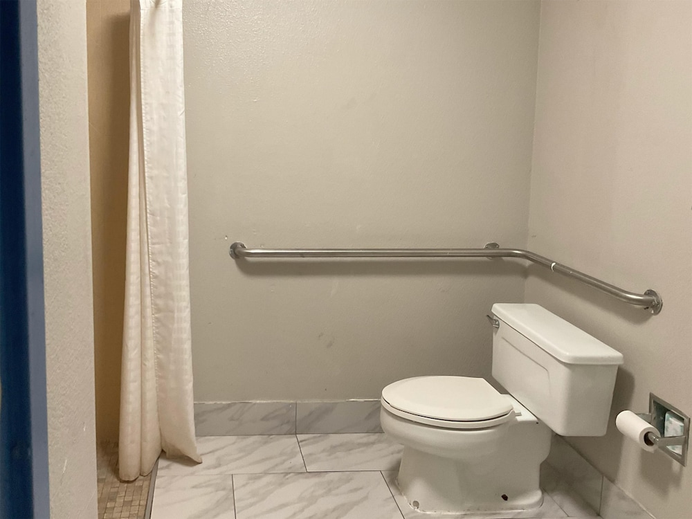 Standard Room, 1 Queen Bed, Accessible, Non Smoking - Photo 11