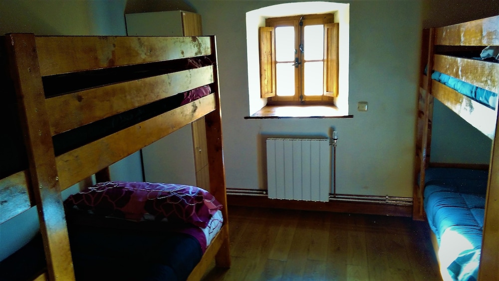 Dormitorio compartido, dormitorio mixto, baño compartido (1 cama en una habitación de dormitorio de 4 camas. Upo)