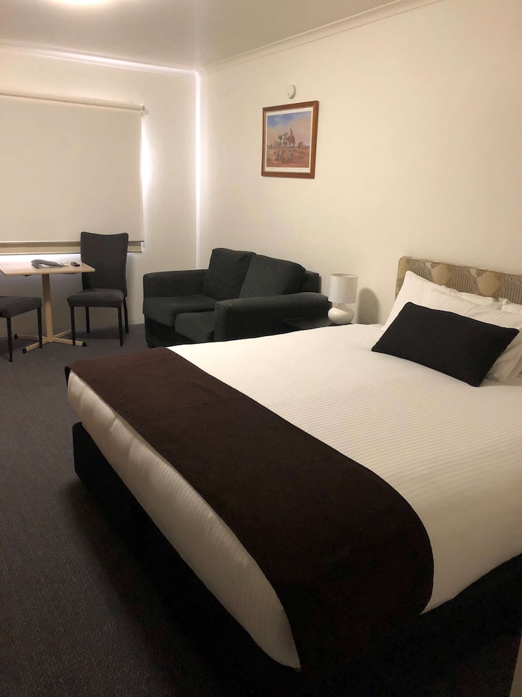 Deluxe Room, 1 King Bed, Non Smoking - Photo 3