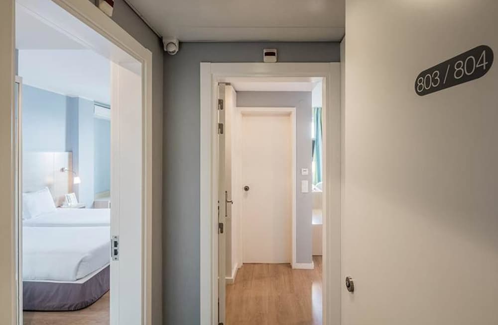 Comunicating Room