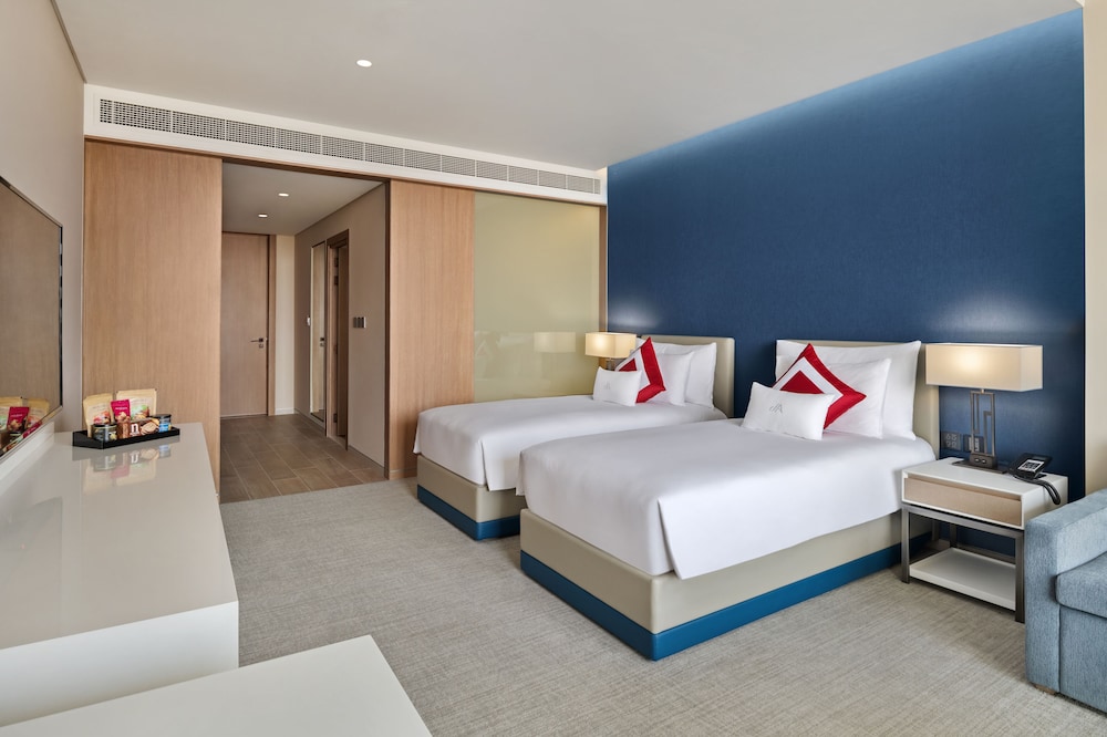Golf Course View Room - Twin Bed with Access to Three Pools & Complimentary Mall Shuttle thumbnail 5