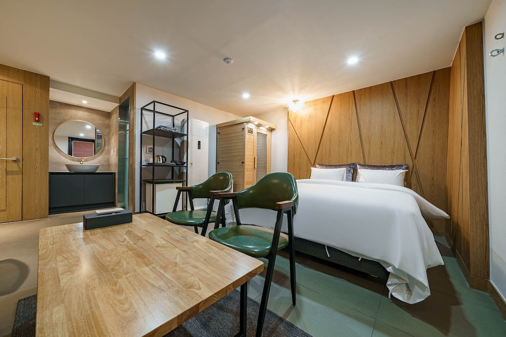 Premium Double Room, 1 Queen Bed, Non Smoking, Sauna photo 1