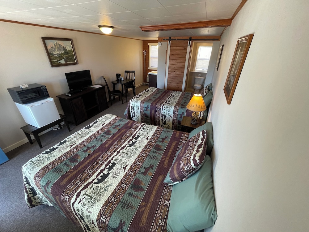 Double Room, 1 Queen and 1 Double Bed