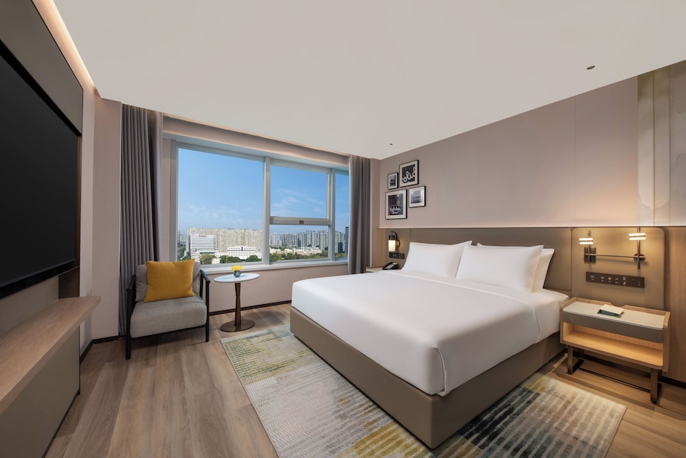 Suite, 1 King Bed, City View photo 2