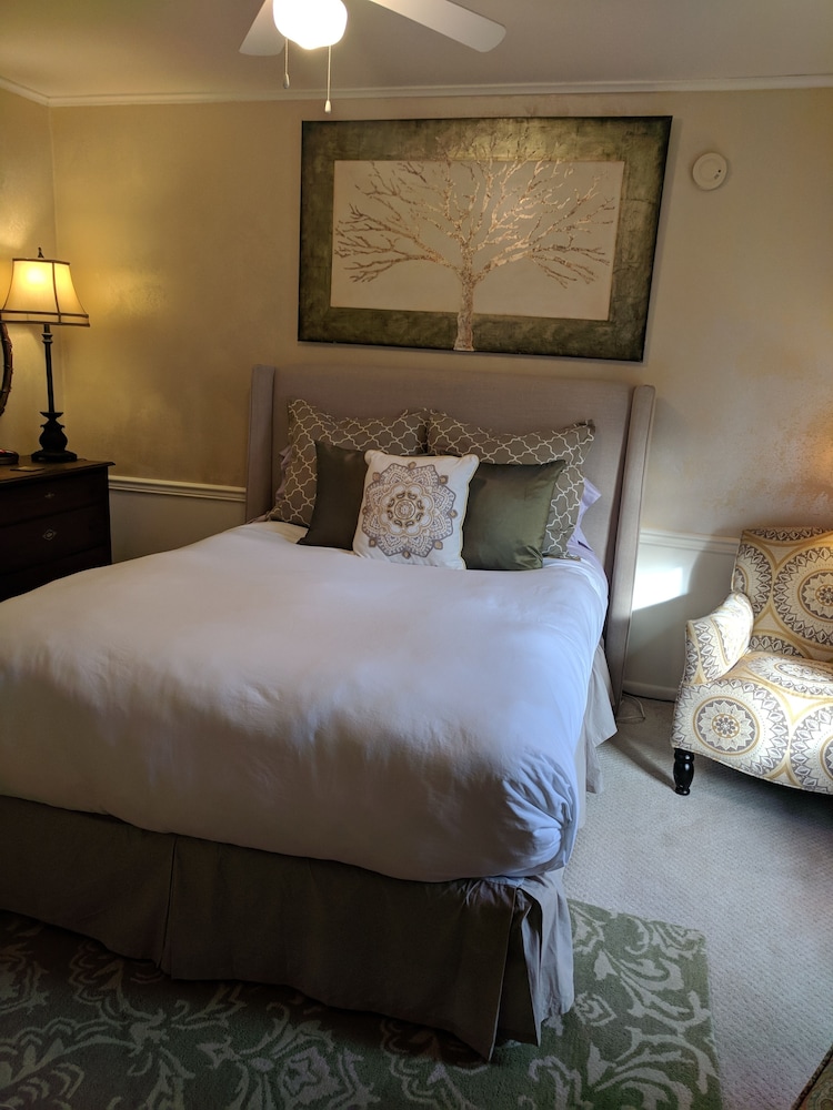 Standard Suite, 1 Queen Bed with Sofa bed, Non Smoking, Private Bathroom (Diamond Suite) photo 1