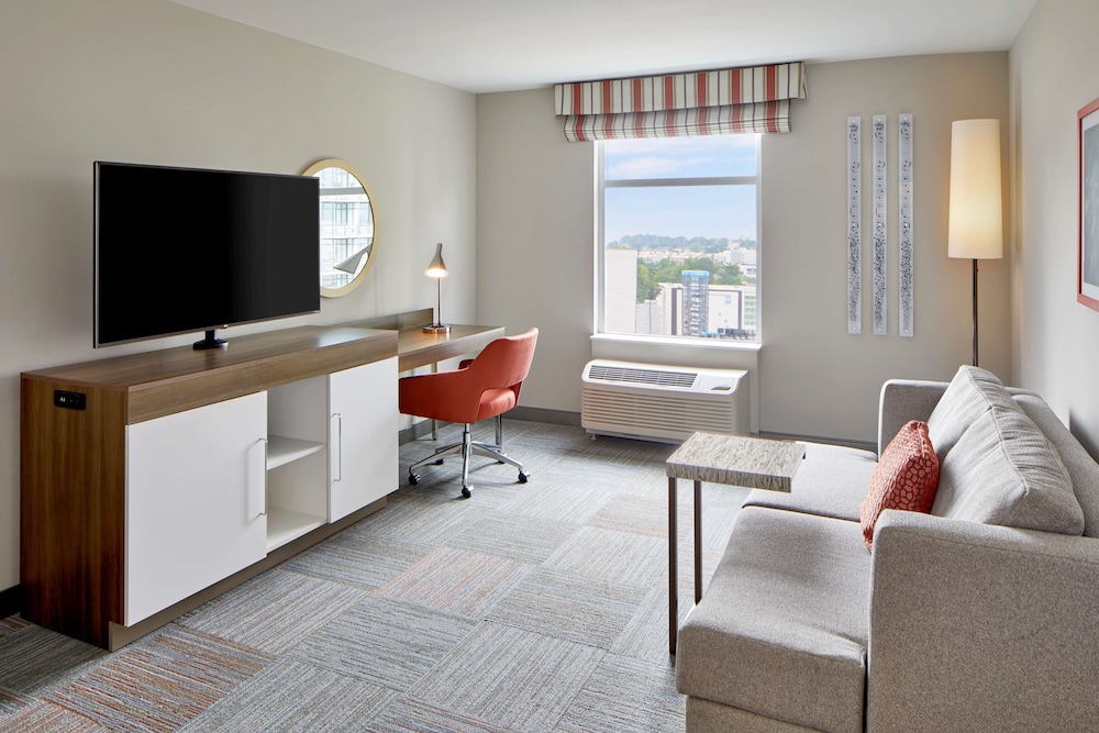 Suite, 1 King Bed, Accessible - Photo 2