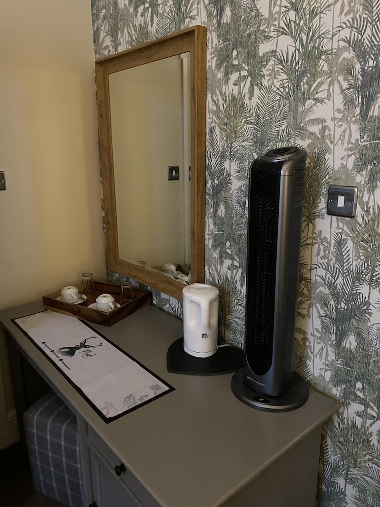 Basic Double Room, Ensuite (Small) photo 2