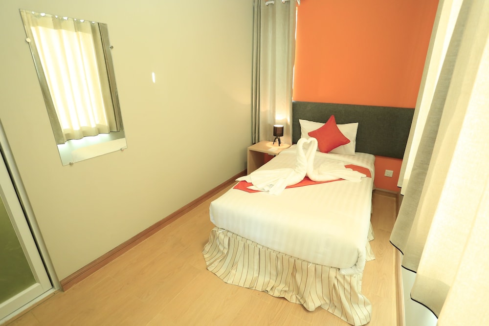 Family Apartment, 2 Bedrooms, Pool View, Poolside