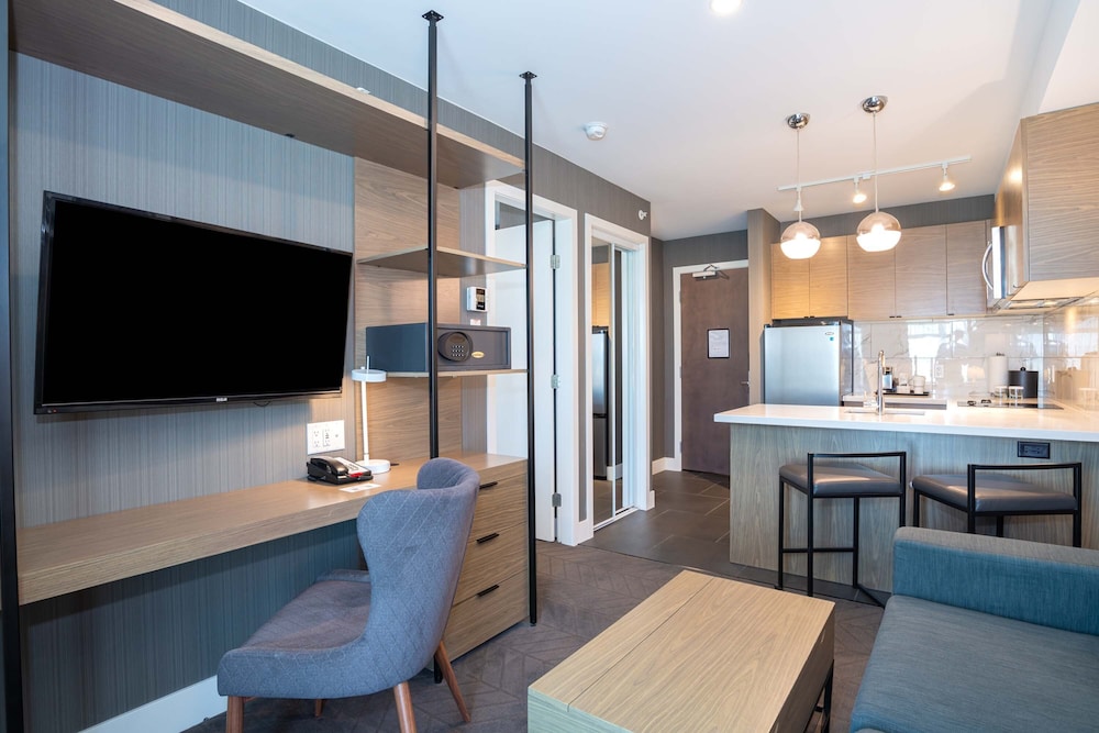 Signature Suite, 1 King Bed with Sofa bed, Kitchen