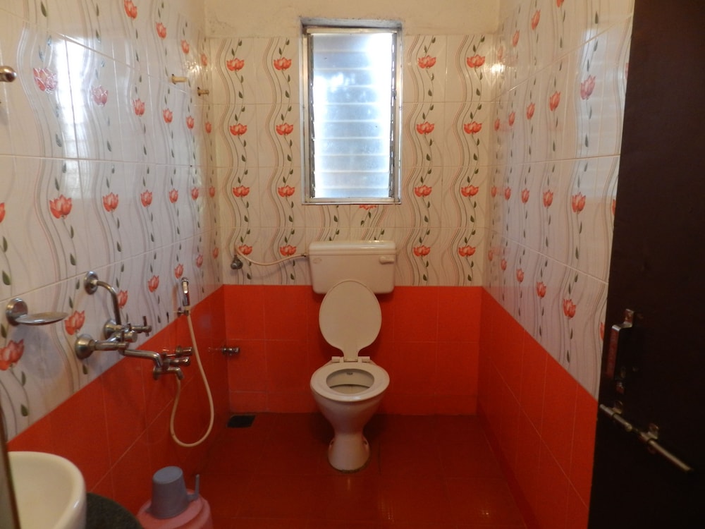 Basic Double Room, 1 Double Bed, Smoking, Ground Floor photo 3