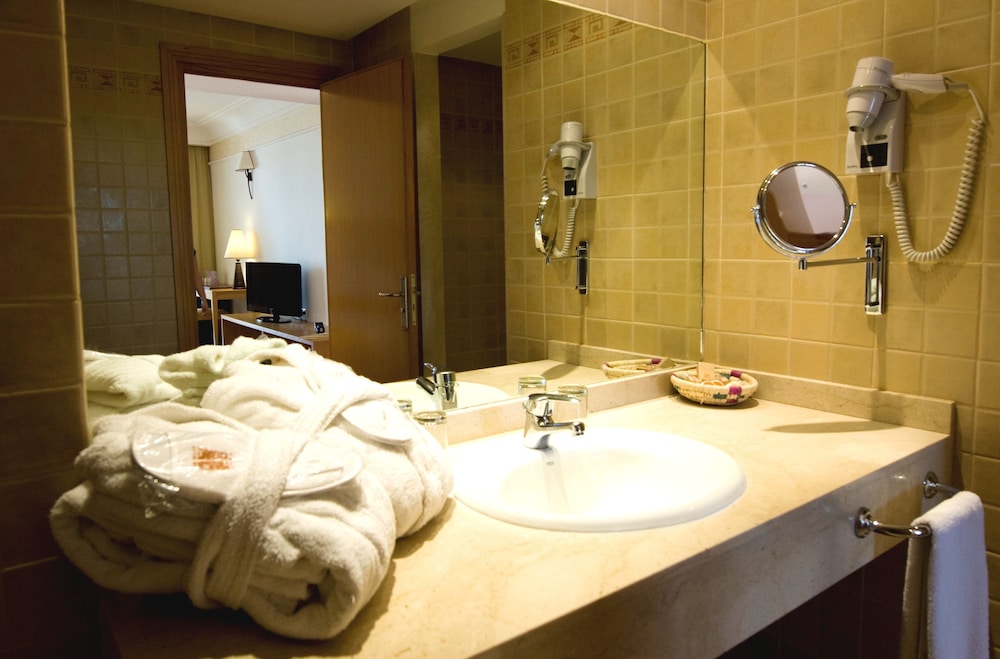 Luxury Twin Room, Pool View - Photo 16