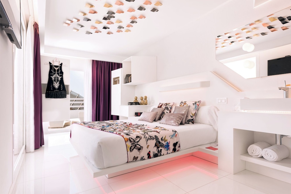 Backstage Suite - Entrance to Ushuaia Club Included
