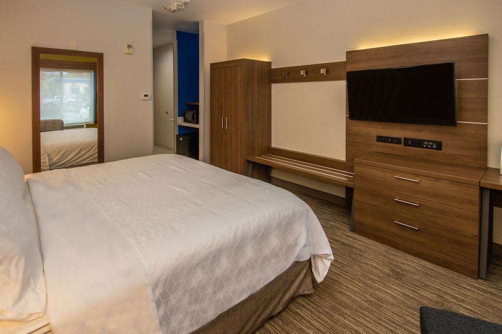 Standard Room, 1 King Bed (Walk In Shower) - Photo 20