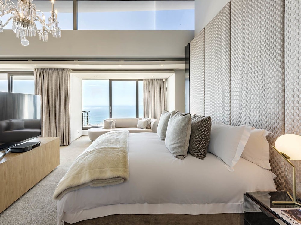 Presidential Room (Full Moon)