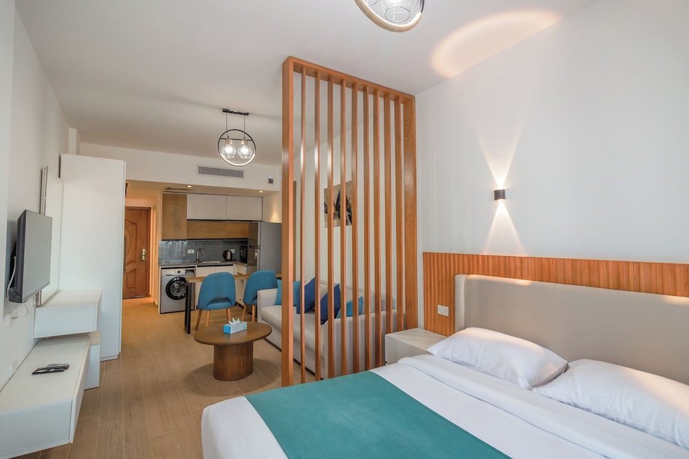 Superior Studio, 1 Queen Bed photo 1