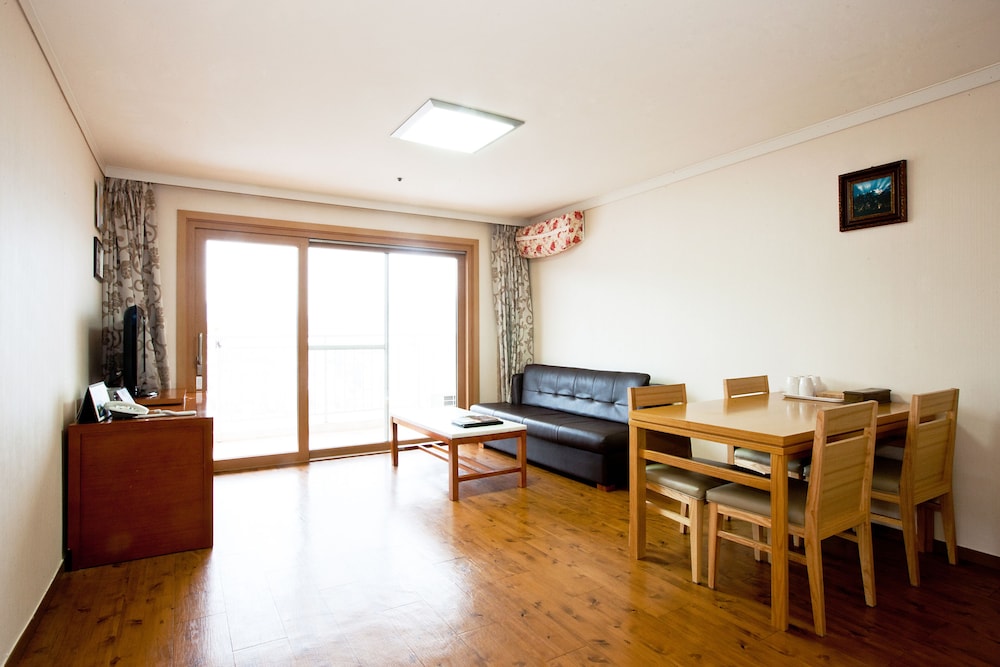 [Stay Belle Stay Well PKG] Suite(Kitchen/Standard/Bed) - Patio Pizza 1EA provided photo 1