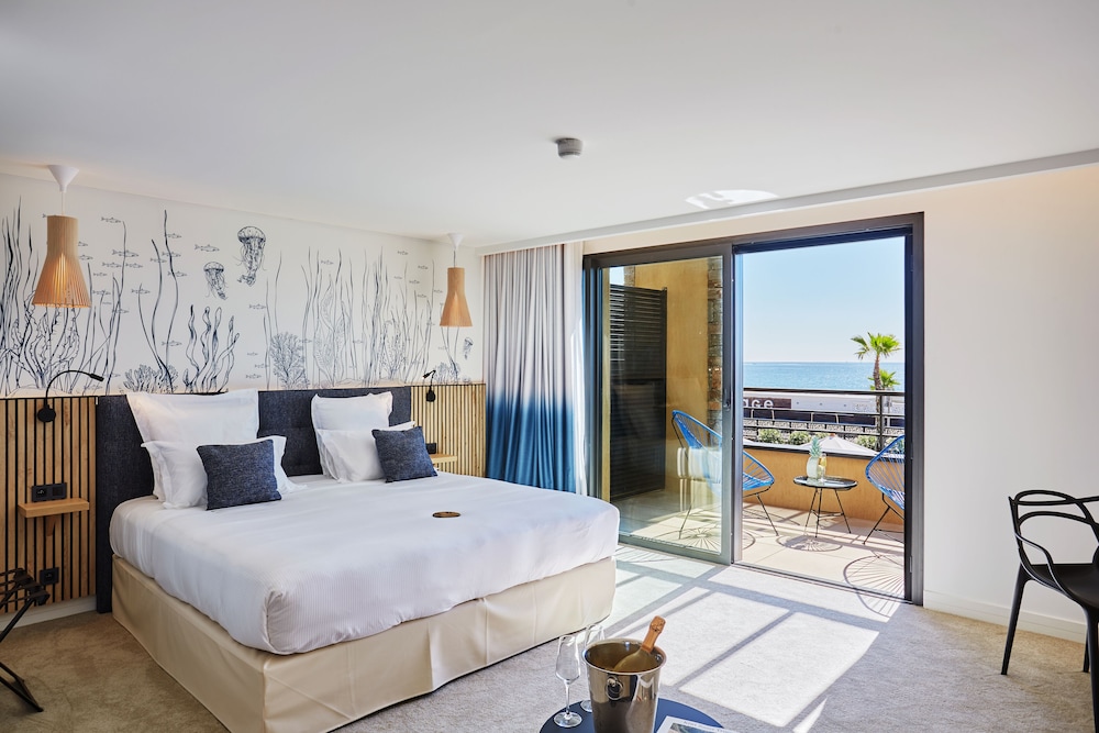 Deluxe Room, 1 King Bed, Sea View - Photo 8
