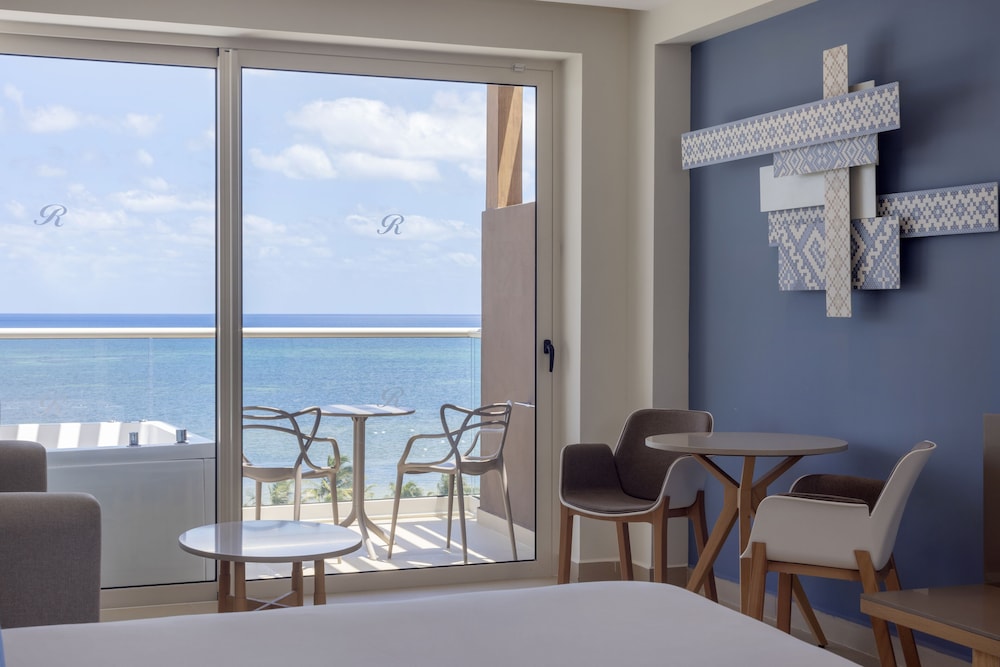 Luxury Junior Suite Ocean Front Terrace Jacuzzi - Photo 4