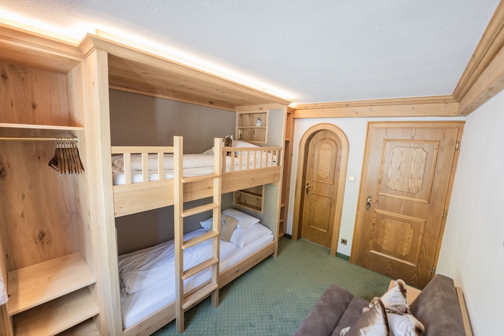 Family Suite, 2 Bedrooms, Mountain View (Maisonette) photo 3