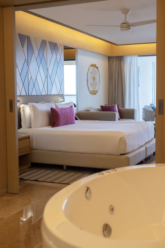 Luxury Chairman Two Bedroom Suite Ocean Front Diamond Club - Photo 26