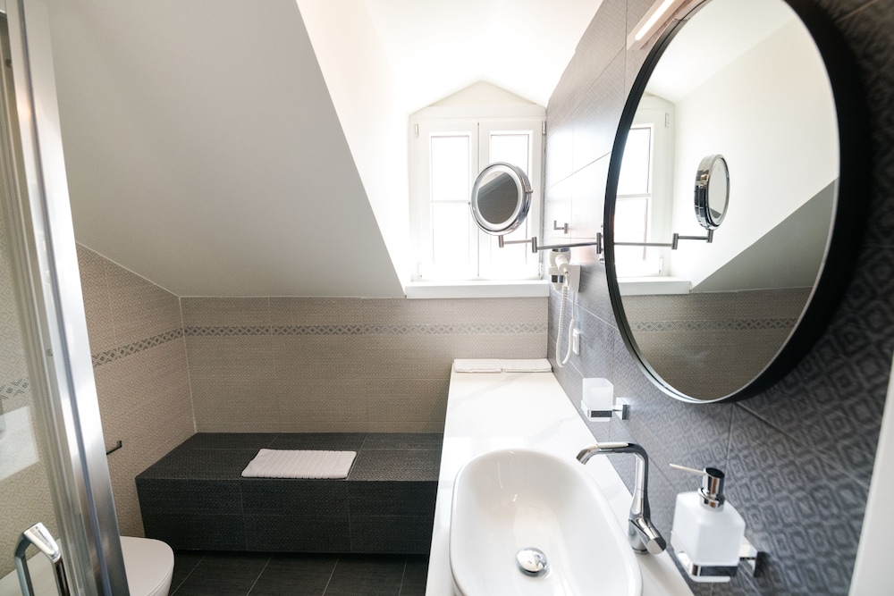 Superior Suite - Photo 11