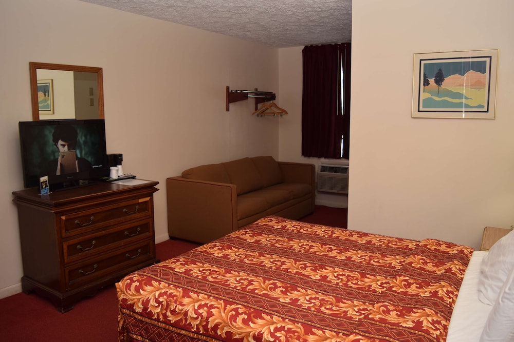 Room, 1 Queen Bed, Smoking, Refrigerator & Microwave - Photo 2