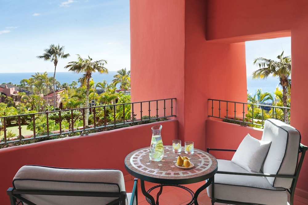 Junior Suite, 1 King Bed, Ocean View (Balcony)