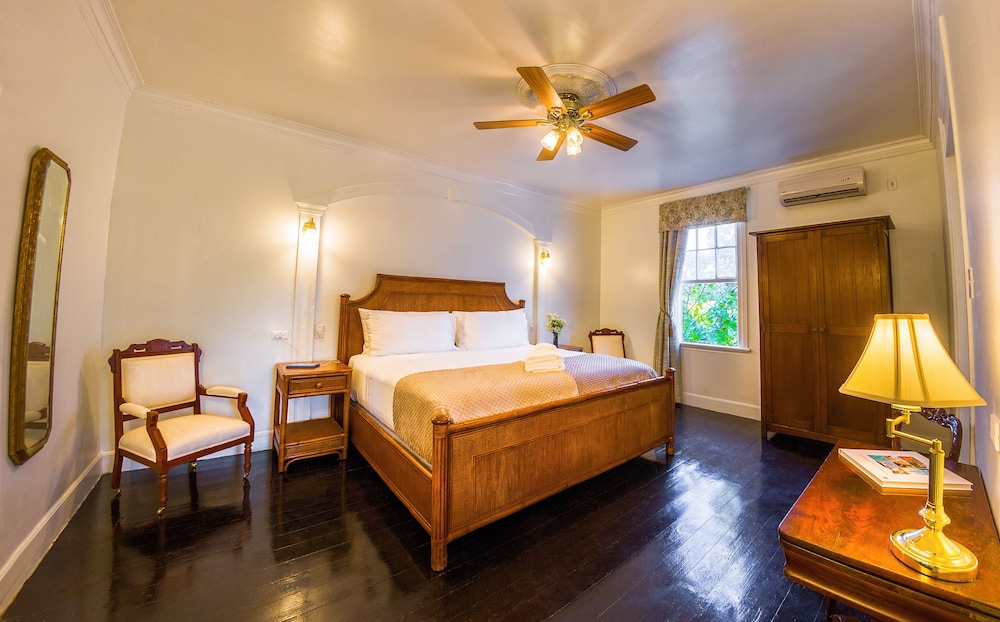 Luxury Suite, 1 King Bed, Non Smoking, Garden View