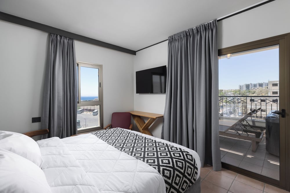 Comfort Premium Room with Hot Tub and Balcony photo 1