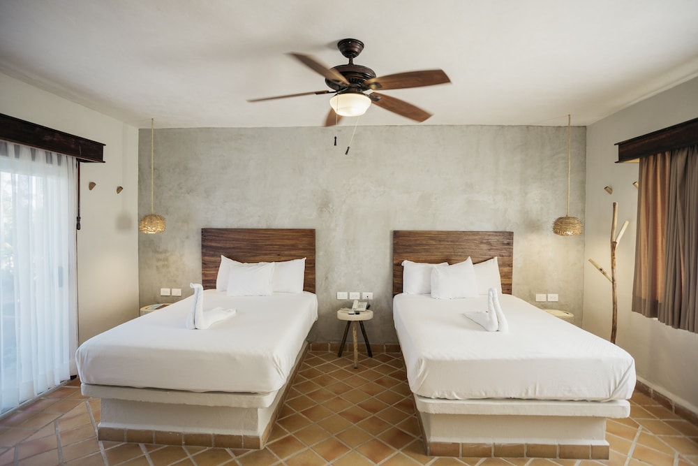 Pool View Room - King Bed - Photo 4