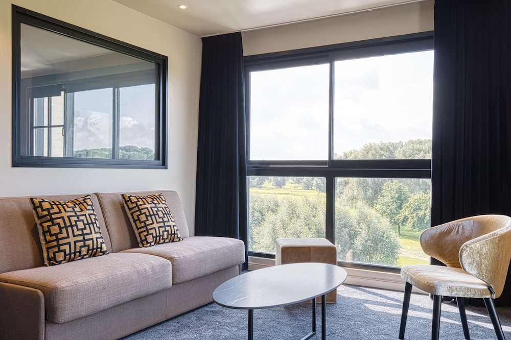 Exclusive Suite, 1 King Bed, Non Smoking, Golf View (with Sofabed) - Photo 4