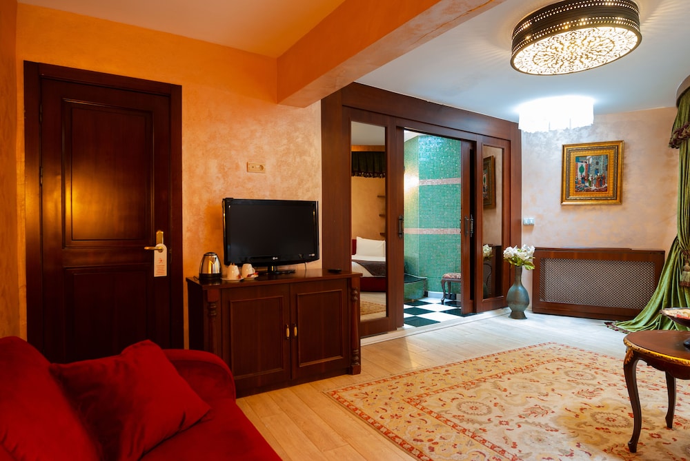 Deluxe Suite with Spa Bath photo 2