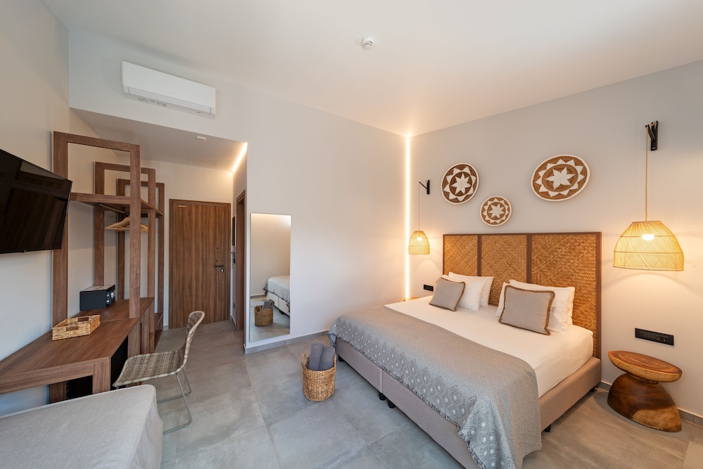 Deluxe Double Room, Balcony (2 Adults + 1 Child) photo 1