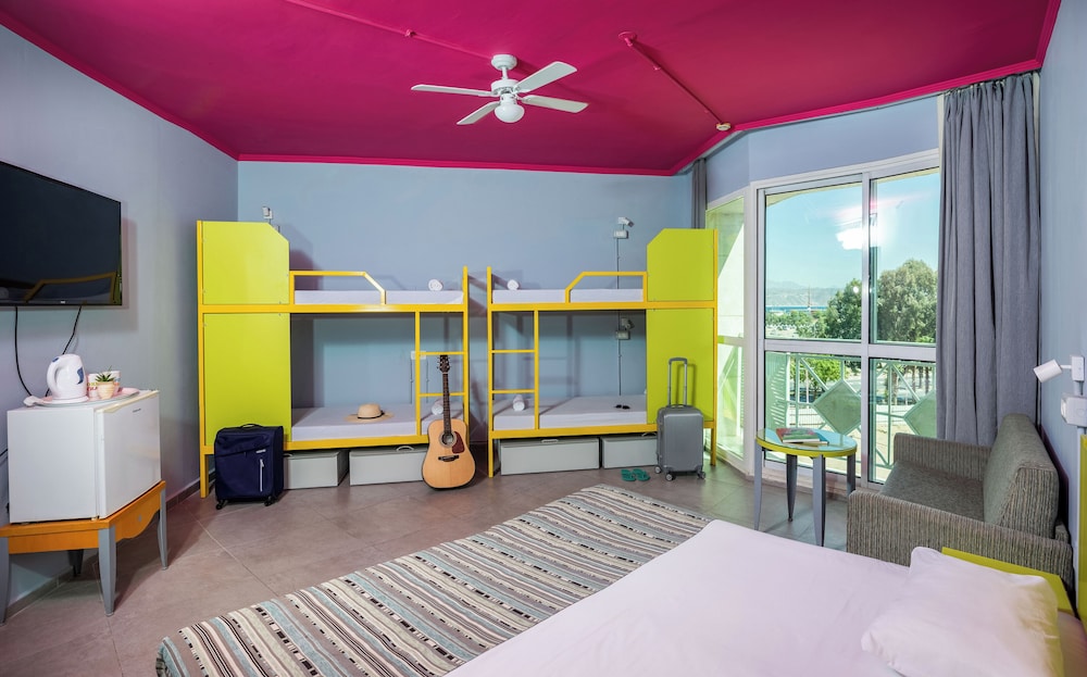 Grand Family Room photo 2