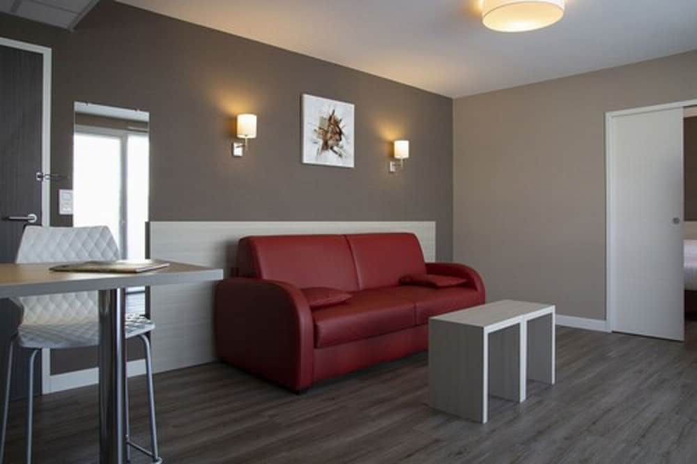One-Bedroom Apartment photo 1