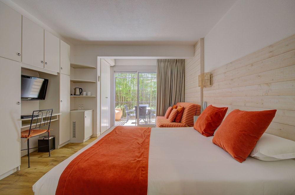 Privilege Double Room With Sofa (2 Adults + 2 Children) photo 1
