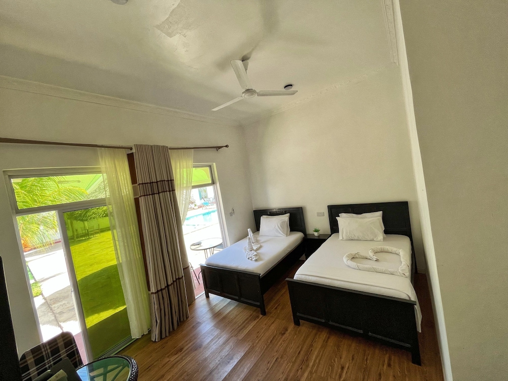 Standard Room, 2 Twin Beds, Pool View
