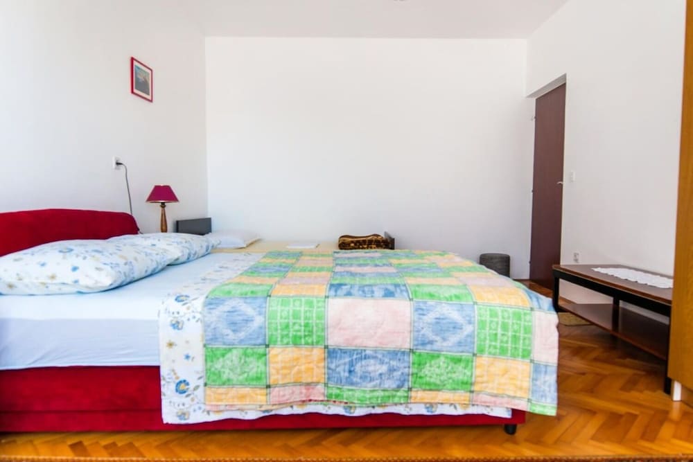 Apartment (AnteV - 80m from the sea with parking)