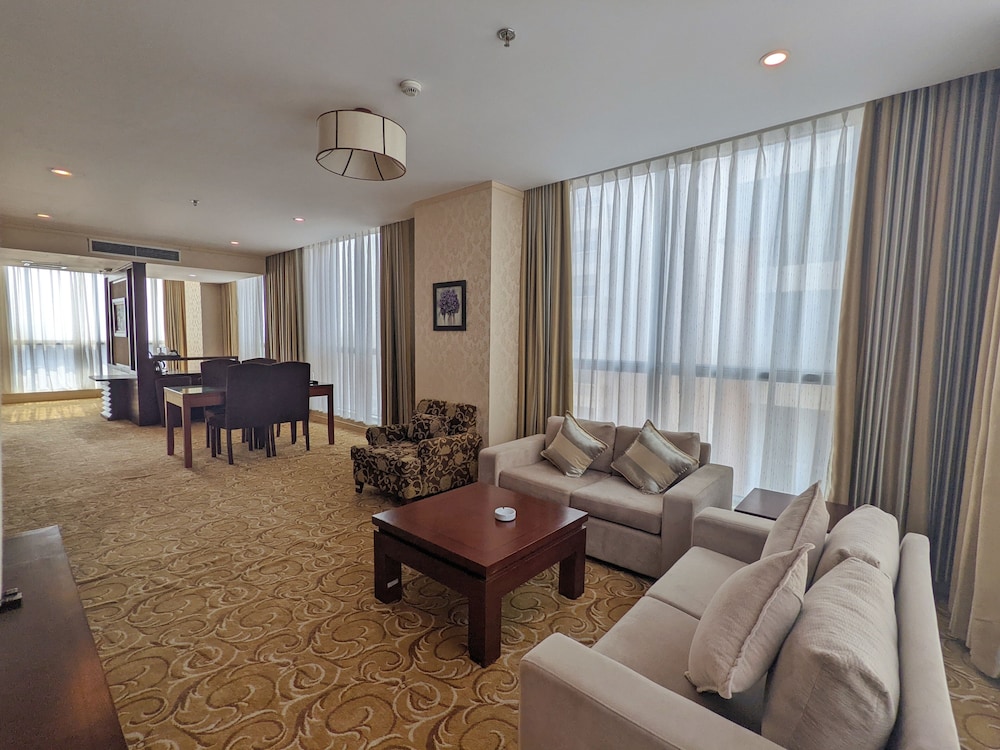Executive Suite - Photo 1