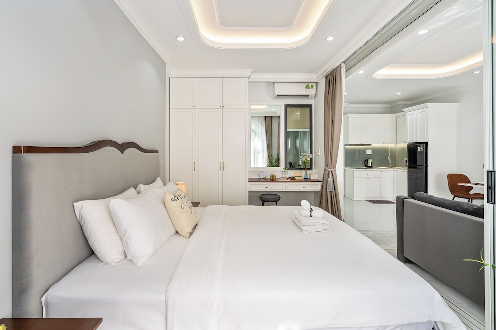 Suite Balcony - Back Building View
