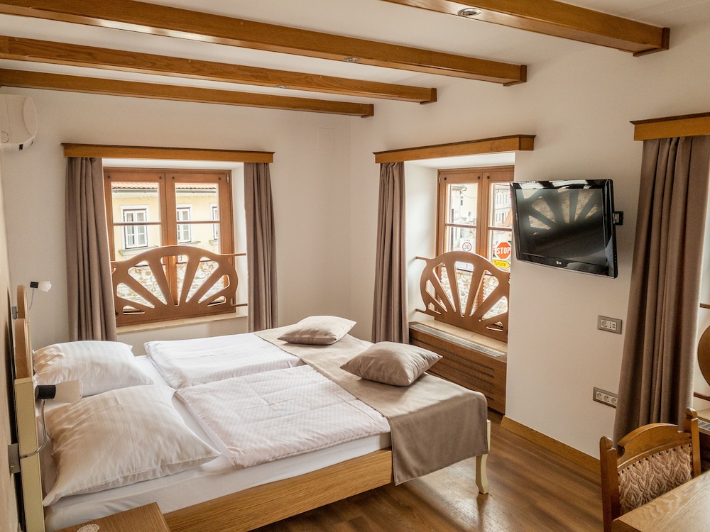 Standard Double or Twin Room, City View, Corner photo 1