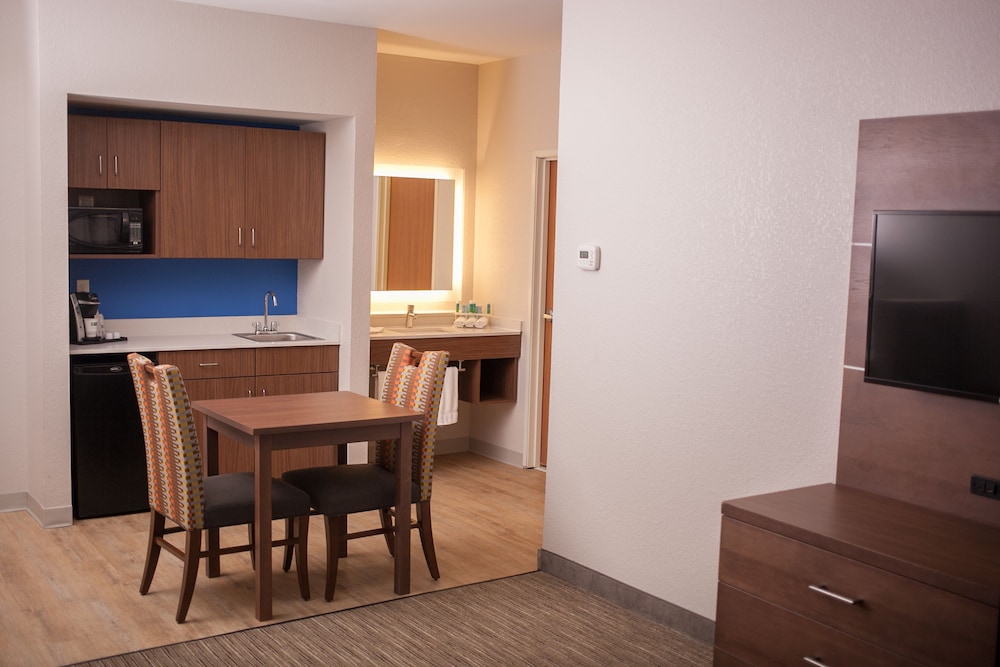 Suite, 1 King Bed - Photo 1