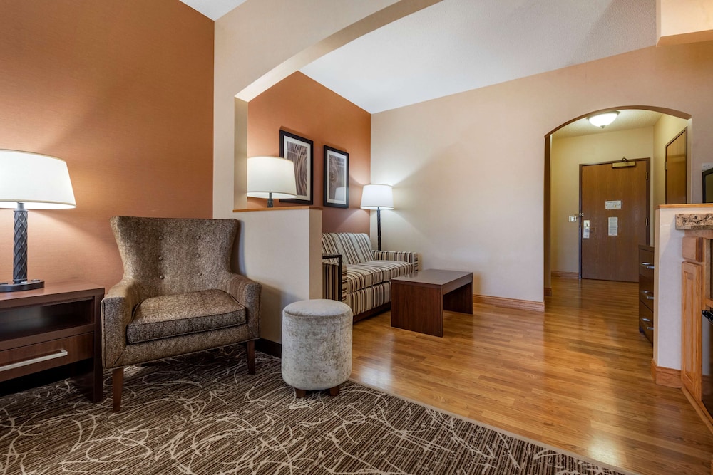 Suite, 1 Queen Bed, Accessible, Refrigerator & Microwave (with Sofabed) photo 3