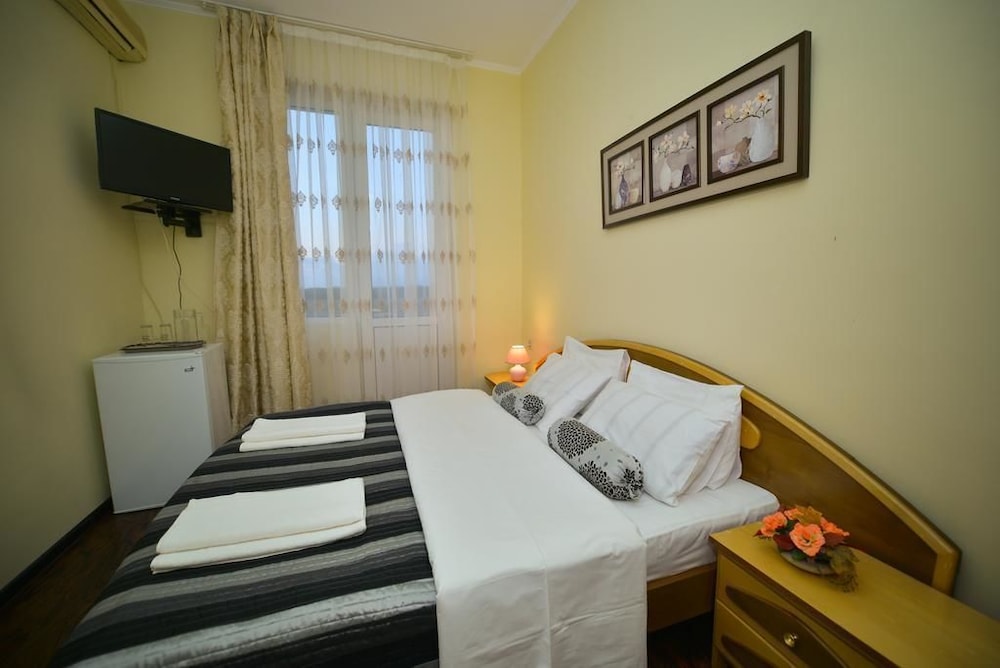 Basic Double Room Single Use, 1 Double Bed, Private Bathroom photo 2