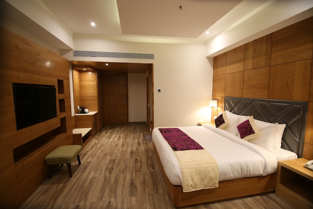 Executive Room, 1 King Bed, City View photo 2