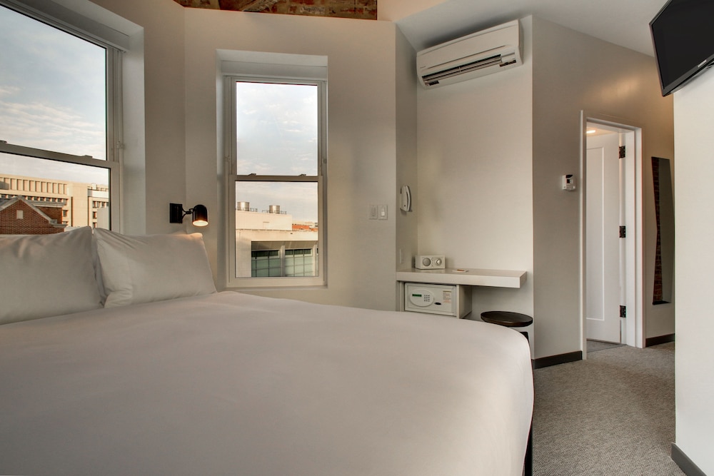 Room, 2 Queen Beds (Connector HiveQueen 3FL) thumbnail 5
