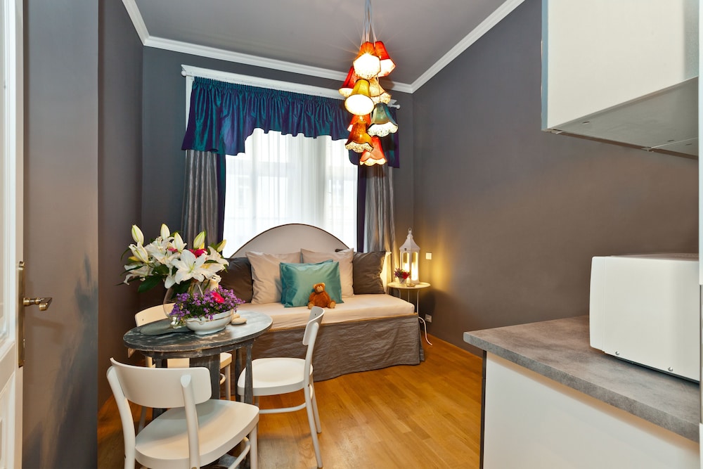 Standard Apartment (3 adults)